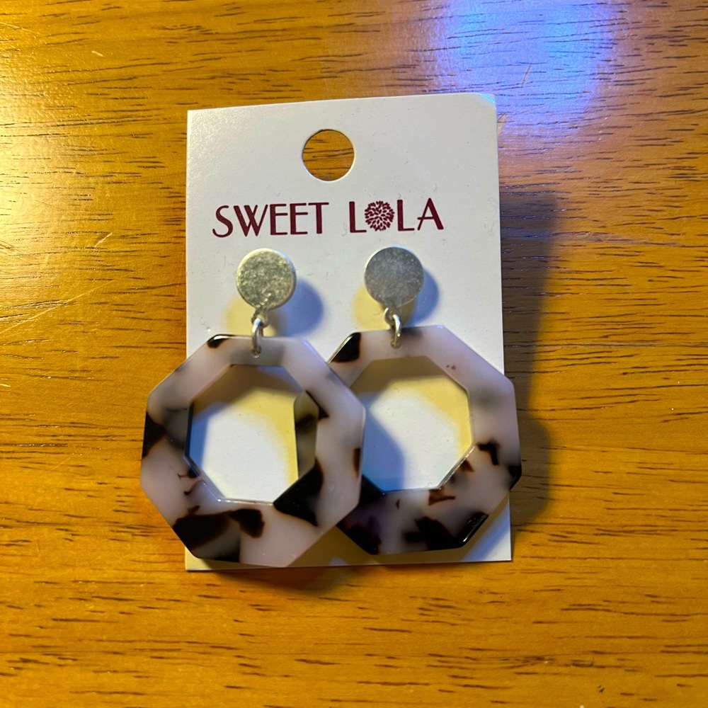 Boutique tortoise shell stud earrings
